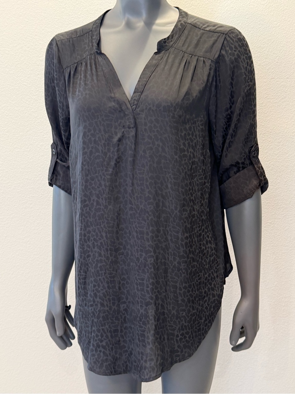 Torrid Black Leopard Print Blouse 3/4 Button Tab Sleeves V-Neck Womens Size M 00